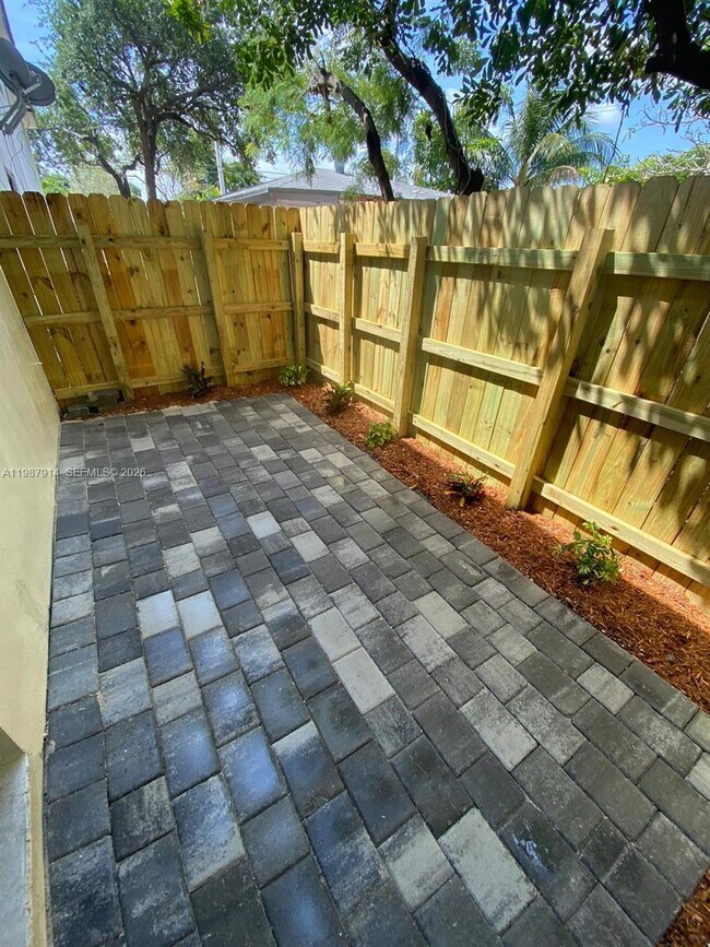 Building Photo - 615 NE 26th St