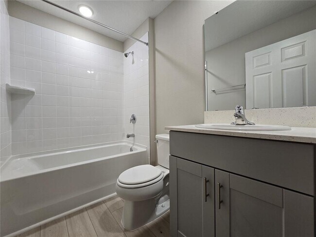 Building Photo - 2441 Oakwood Ln