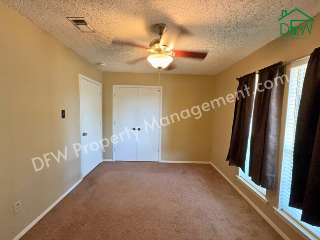 Building Photo - Charming 3-Bedroom Home with Fenced Backyard & Fireplace in Arlington!