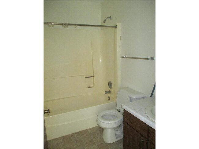Building Photo - 911 Lakeview St