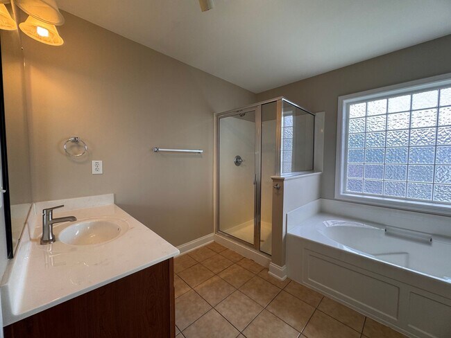 Building Photo - Stunning 5 Bedroom 4 Bath Home with 3 Car ...