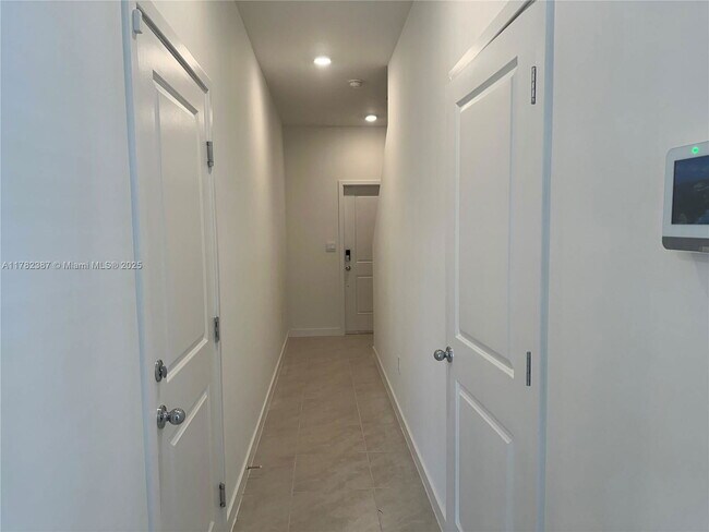 Building Photo - 822 SW 11th Ter