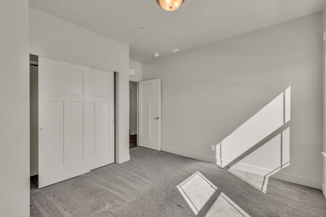 Building Photo - 1051 500 E