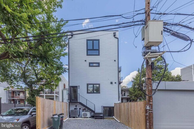 Building Photo - 722 Kenyon St NW