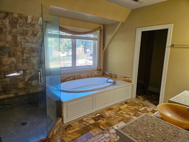 Building Photo - 4Bd/5Ba Multi Story Home - For viewing by ...