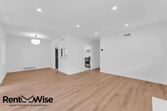 Building Photo - 110 Cuesta Dr