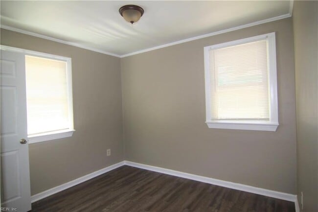 Building Photo - 1744 N Lakeland Dr