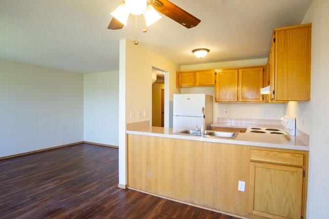 Building Photo - Great Piedmont 3 Bdr Townhouse w/Fireplace, DW + Garage!