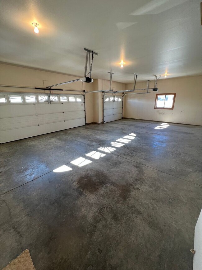 Building Photo - Beautiful Five-Bedroom, Three-Bathroom Home for Rent