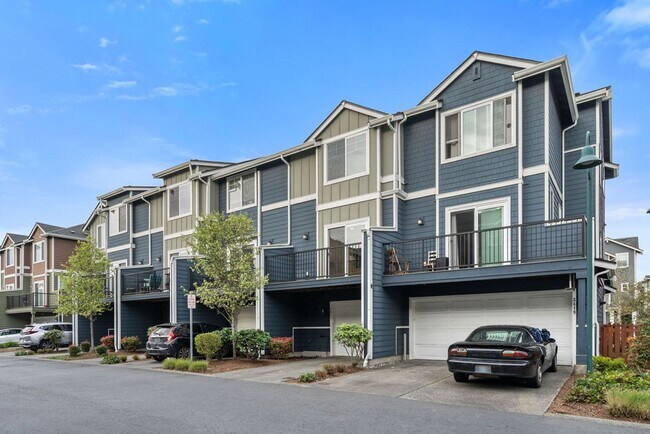 Building Photo - Spaciously Modern Tri Level Townhome for Rent in North Everett
