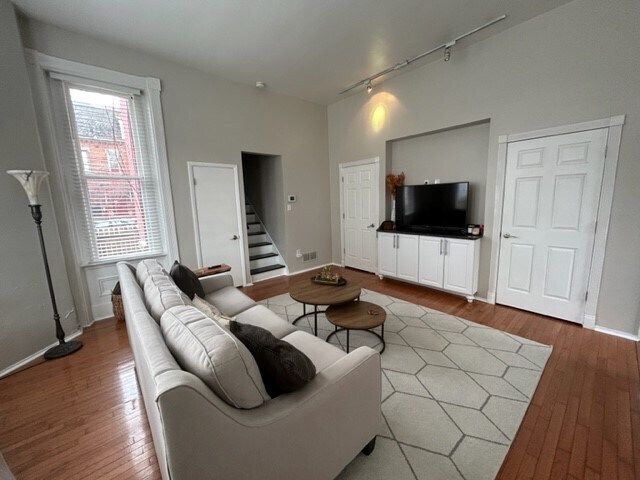 Entrance view into Living room - 5975 Alder St