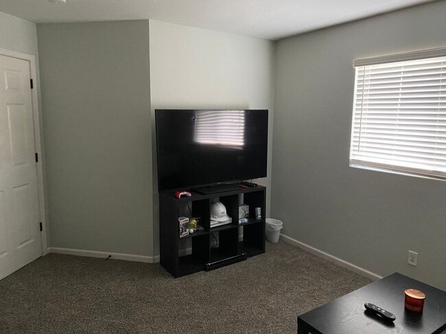 Building Photo - 3bed 2.5 bath Twinhome SORRY NO PETS!!