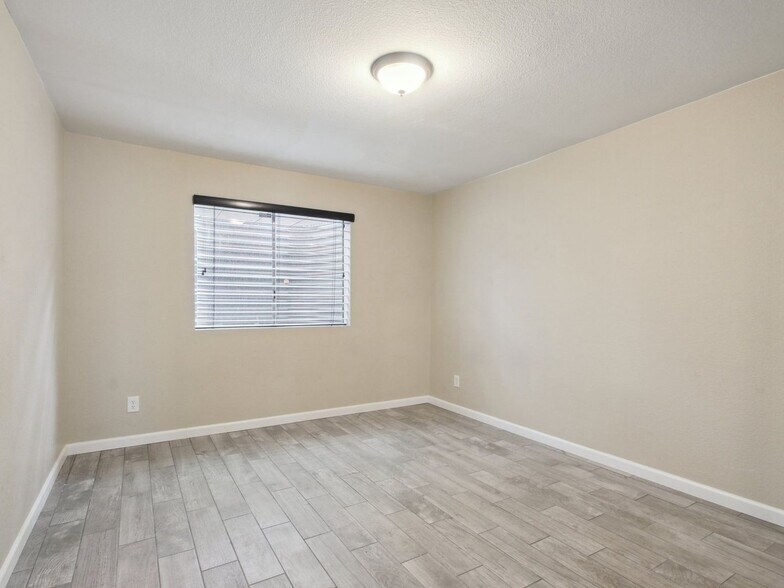 Building Photo - 1610 E Park Ave
