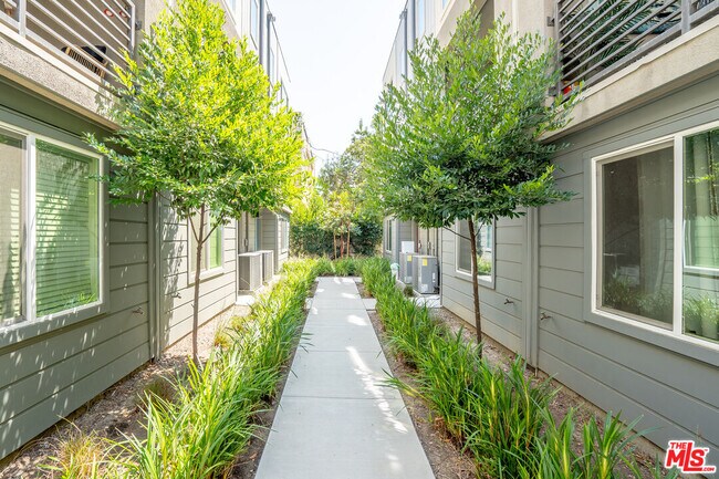 Building Photo - 5257 Bainbridge Pl
