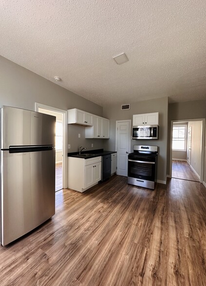 Building Photo - 19 Thompson St