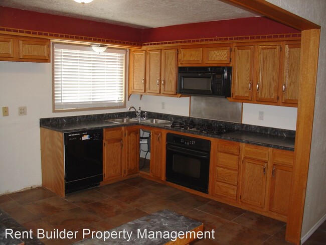 Building Photo - 9801 Snow Heights Blvd NE