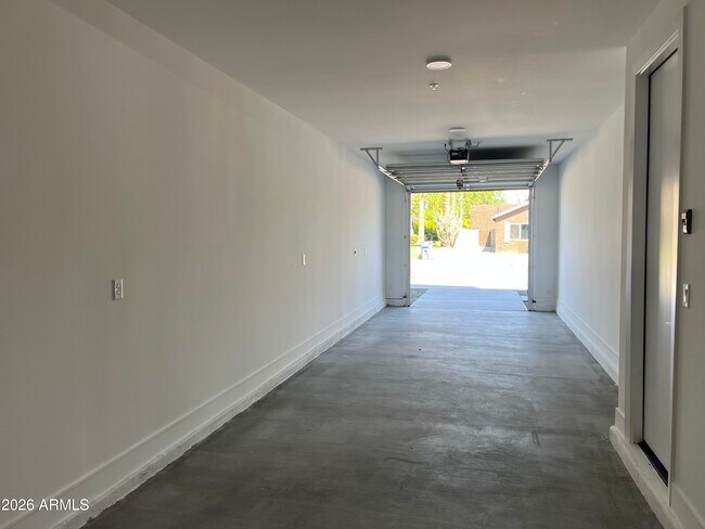 Building Photo - 1017 E Pasadena Ave