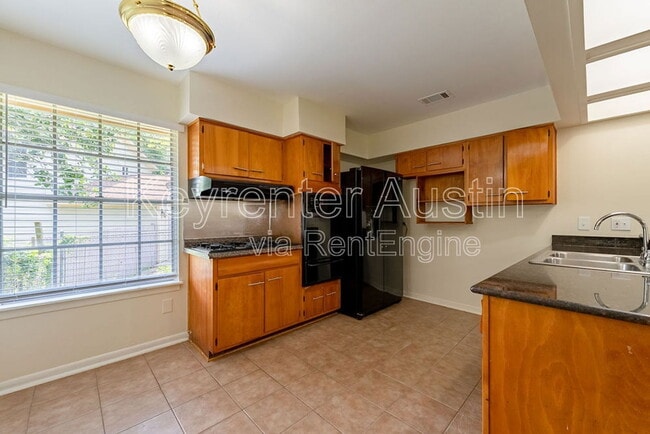 Building Photo - 4601 Lennox Dr