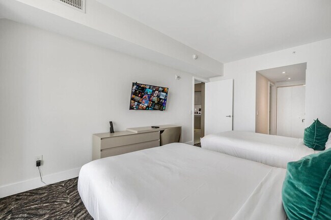 Building Photo - 4111 S Ocean Dr