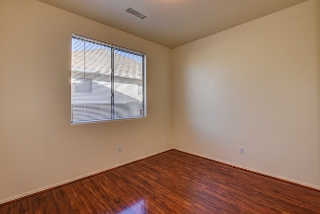 Building Photo - Upgraded 3 bed 2 bath StoneRidge Beauty!