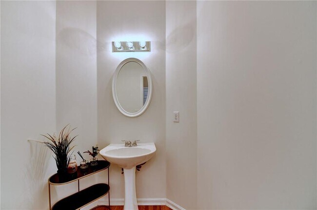 Building Photo - 2172 Woodbriar Dr