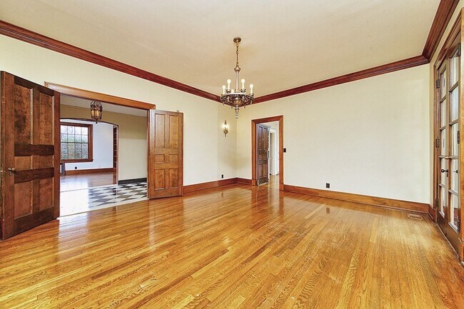Building Photo - Stunning Tudor-style 4BR/3.5BA home in a prime, unbeatable location!