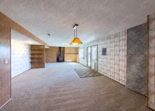 Building Photo - 4-bedroom Home For Rent