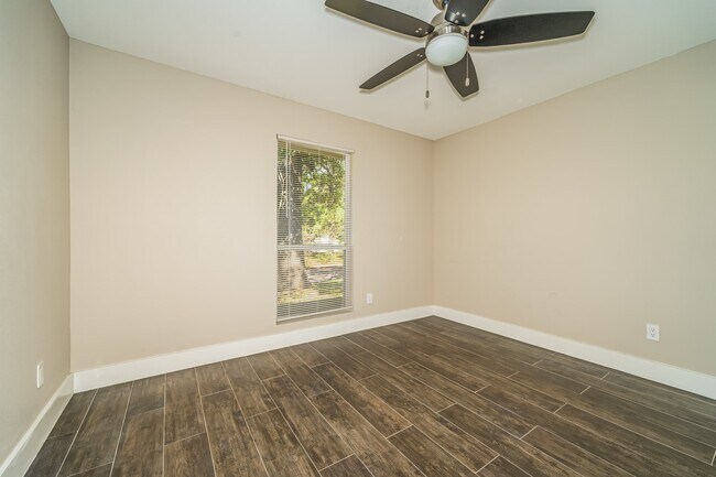 Building Photo - 10074 Woodhollow Dr