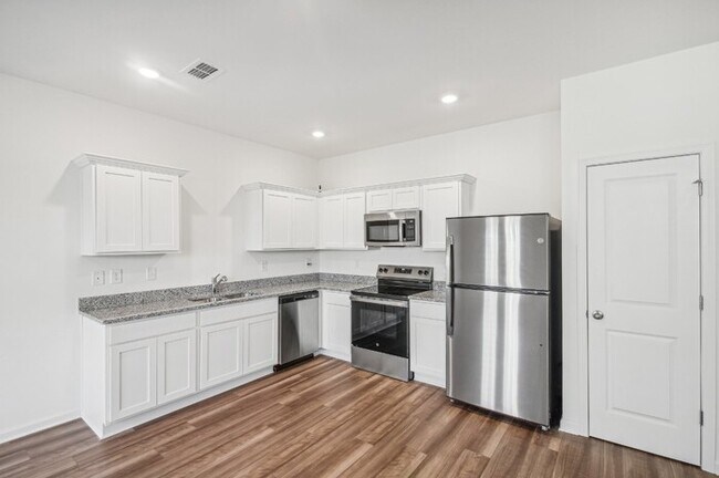 Building Photo - Fantastic 3bd/2.5ba home! Coming soon!