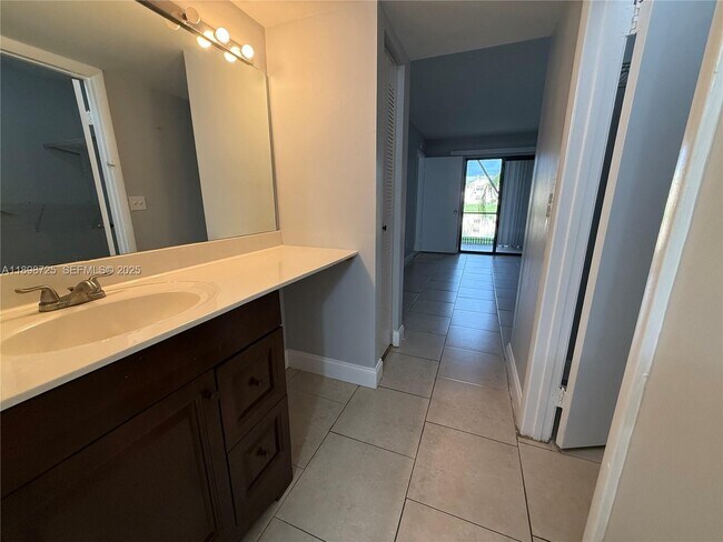 Building Photo - 1071 Adams Ave