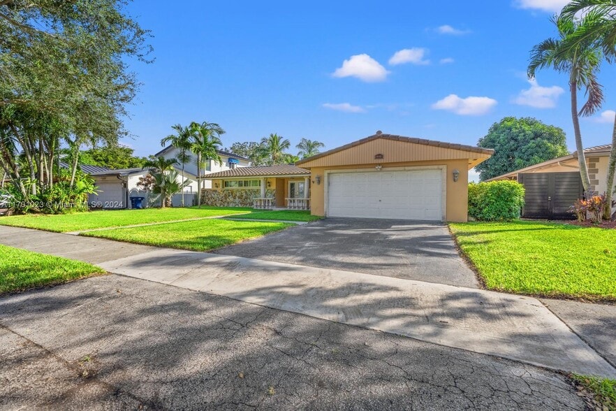 Building Photo - 14401 Sabal Dr