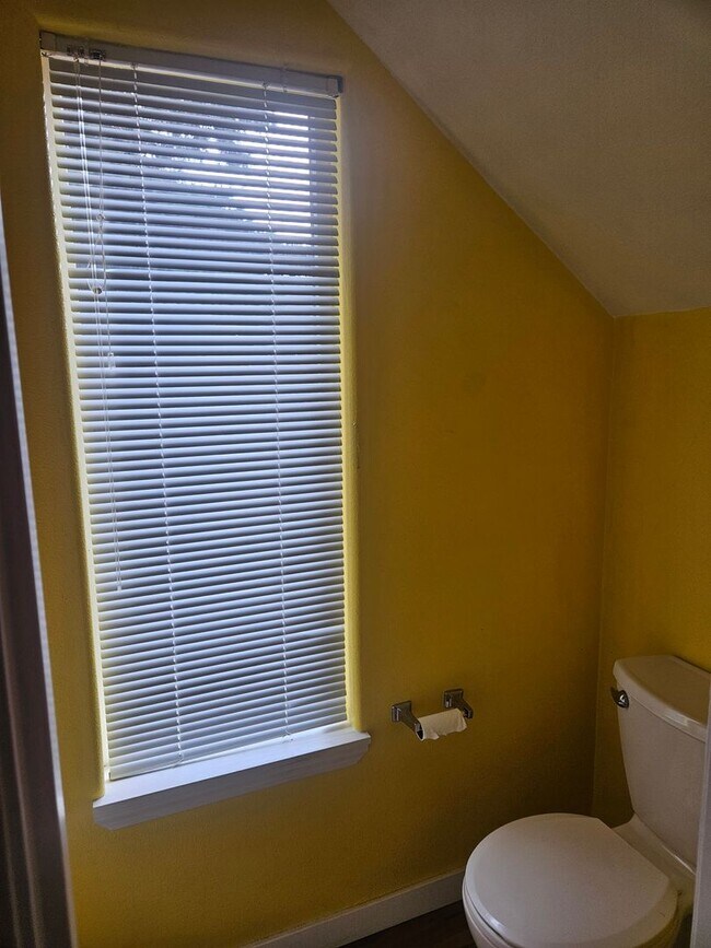 Building Photo - 3 Bedroom, 1 1/2 bath townhouse in Hillsboro