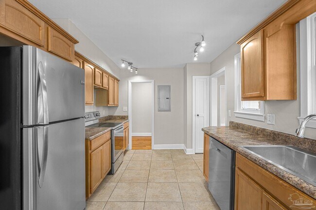 Building Photo - 830 W Moreno St