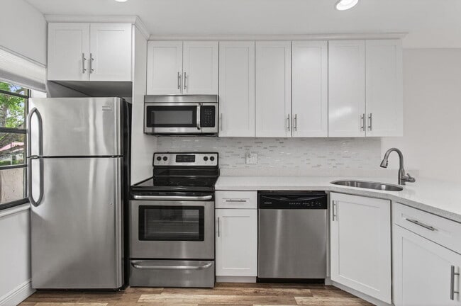 Building Photo - 8536 Casa Del Lago