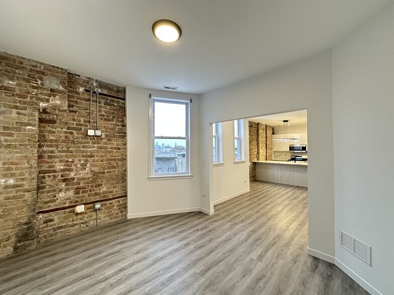 Building Photo - 2743 W Division St