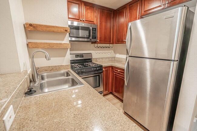 Building Photo - Warner Center 1 Bedroom Condo for Rent in Woodland Hills!