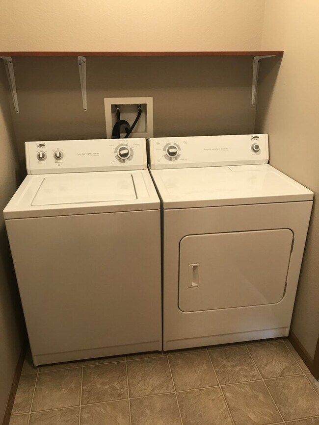 Building Photo - 2 Bed/1.5 Bath Townhome For Rent!