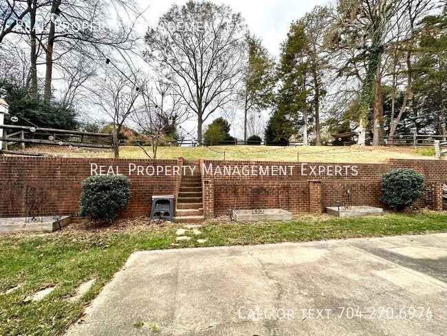 Building Photo - 640 Barington Pl