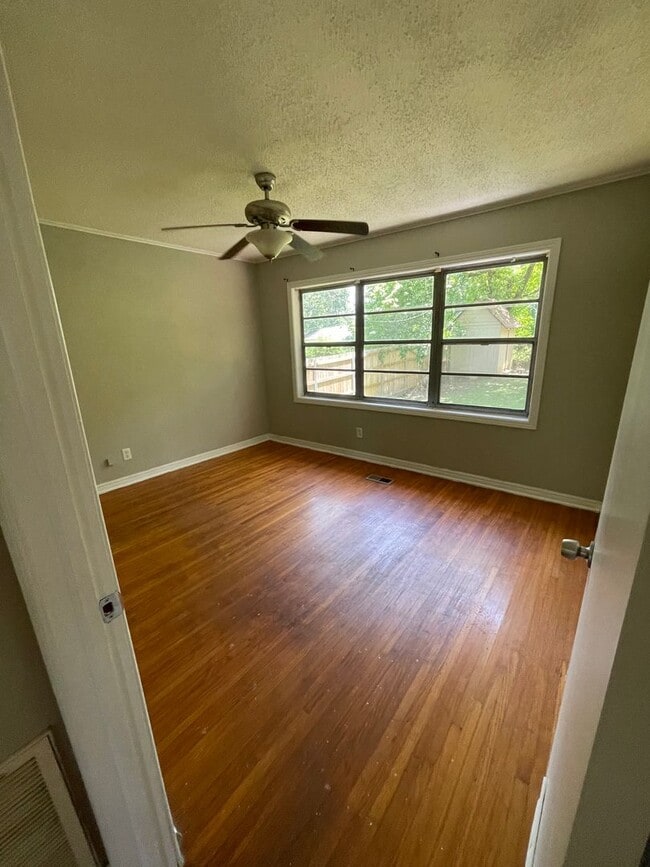 Building Photo - $1,800.00 Move-In-Special