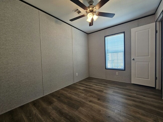 Building Photo - 549 Suwanee Dr