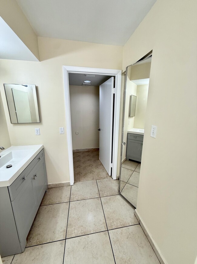 Building Photo - 968 Coral Club Dr