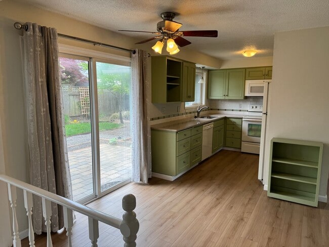 Building Photo - Discover this well-maintained 3-bedroom, 2-bath home in Eugene, OR.