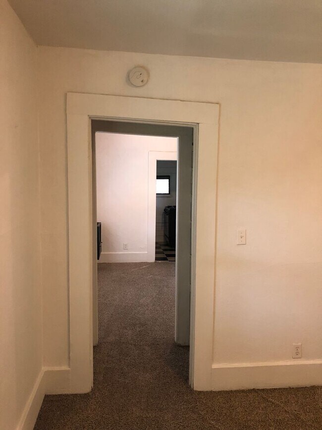 Building Photo - Orient Street