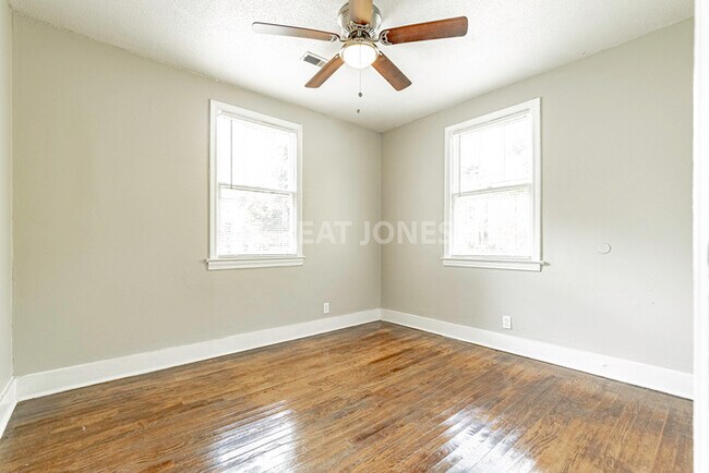 Building Photo - NOW OFFERING FIRST FULL MONTH FREE!