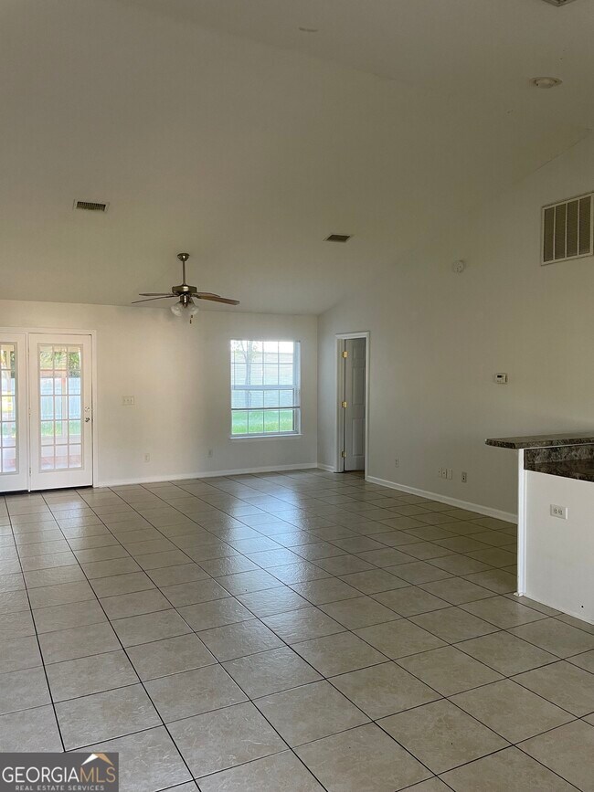 Building Photo - 208 Royal Palms Ave