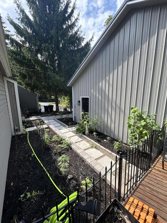 Building Photo - 7093 S Section Line Rd