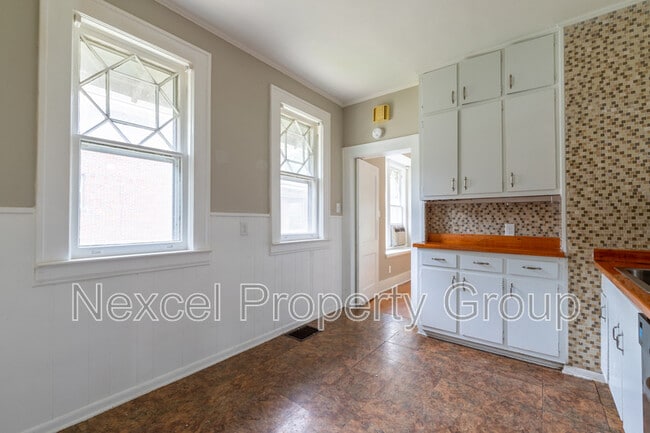 Building Photo - 2004 Walker Ave