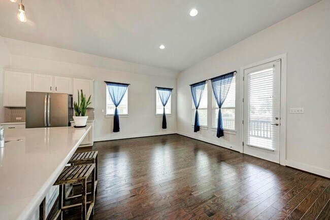 Building Photo - 1104 Almeria Bend