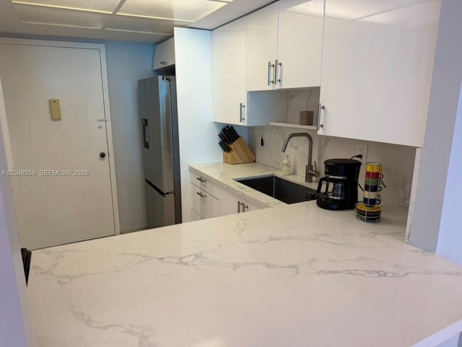 Building Photo - 3140 S Ocean Dr