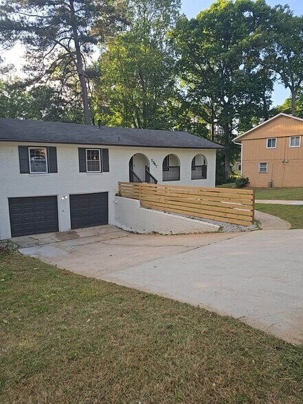 Building Photo - 2347 Greenway Dr